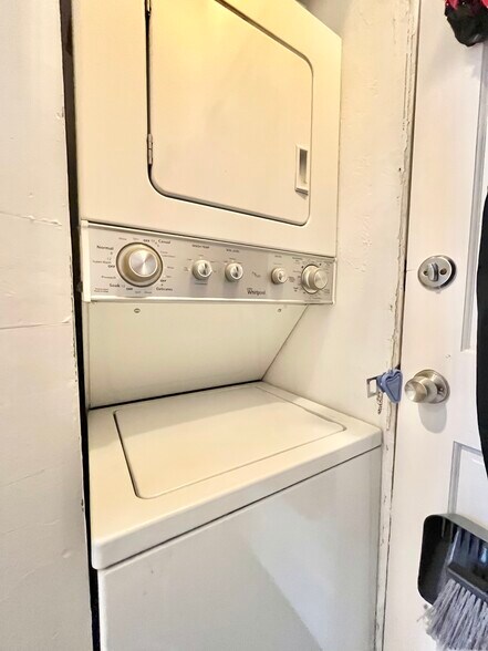 Building Photo - 717 Parker St