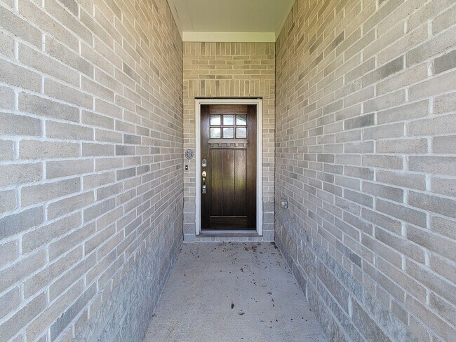 Building Photo - Quiet Cul De Sac! Tray Ceiling in Family & Primary suite. Wood Like Tile, Modern Gray Walls, Grea...