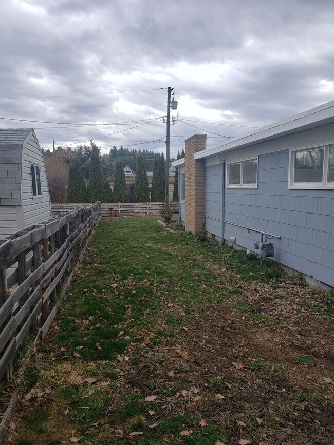 Building Photo - 3B1BA home, 956sqft, available 1/8/2027, large partially fenced yard, 2 shop spaces, carport and ...