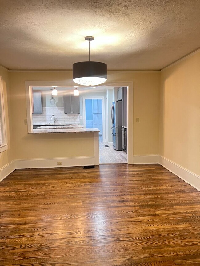 Building Photo - Beautiful cottage with gourmet kitchen. 3 ...