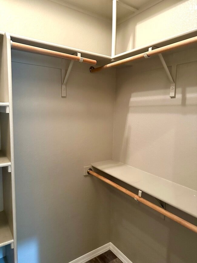 Building Photo - Gorgeous 2 bedroom / 2 bath condo in The E...