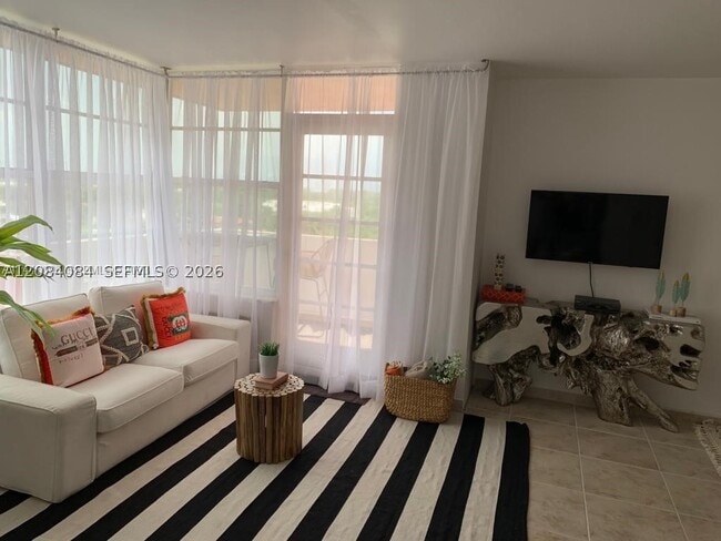 Building Photo - 2899 Collins Ave