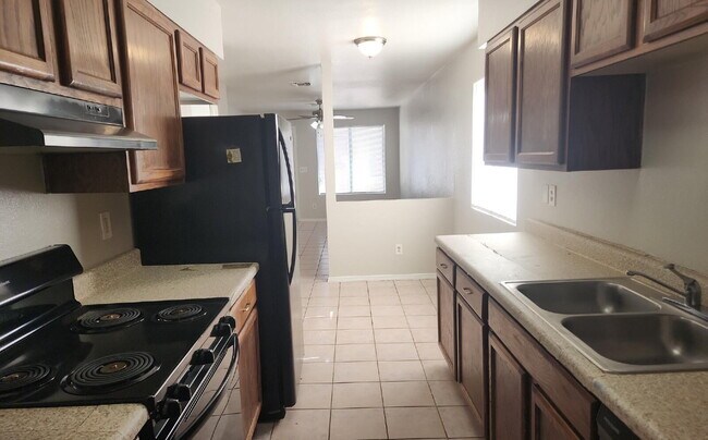 Building Photo - MARVELOUS TWO BEDROOMS AND ONE BATHROOM AV...