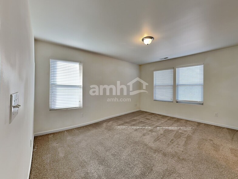 Building Photo - 4483 Middletown Dr