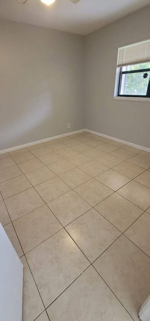 Building Photo - Great 1/1 in the Heart of Sunrise