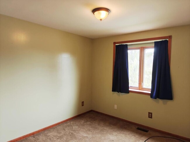 Building Photo - 43782 Nowland Dr