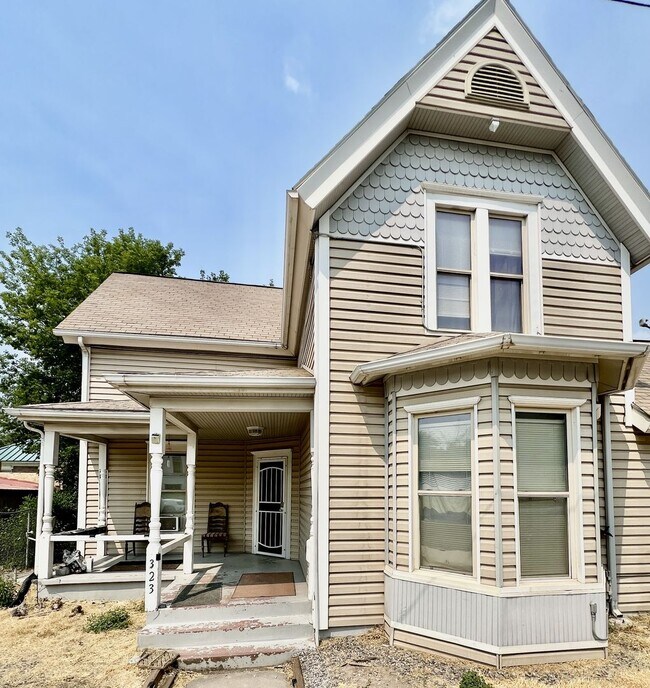 Primary Photo - 323 Whiteriver Ave