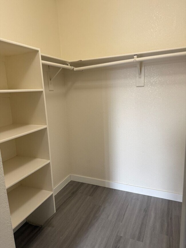 Building Photo - Nicely Redone Single Family Townhome