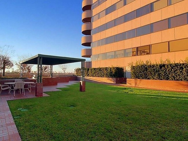 Building Photo - 5000 Montrose Blvd
