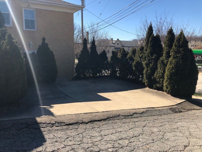 Building Photo - Beautifully Rehabbed Central Oakmont apart...