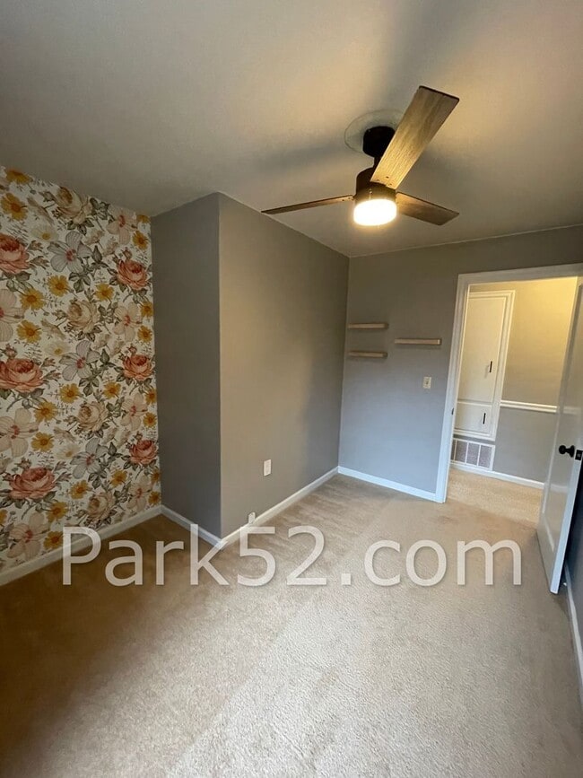 Building Photo - 3 Bedroom Rambler in North Tacoma With A/C!