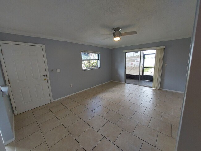 Building Photo - Adorable and Comfortable Sarasota Duplex! **Housing Choice Vouchers accepted**