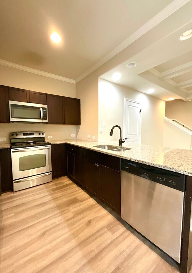 Building Photo - **APPLICATION RECEIVED** Three Bedroom Townhome in Prime Location! Close to New IKEA, I-35, Forum...