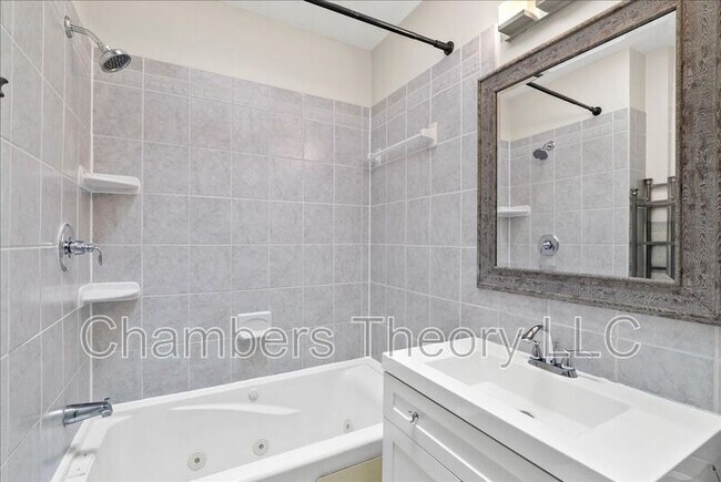 Building Photo - 619 Orleans Pl NE