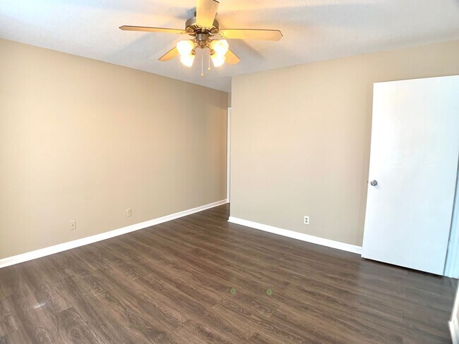Building Photo - 511 Mallory Dr