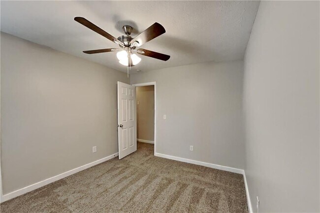 Building Photo - 3929 Lookout Point Dr