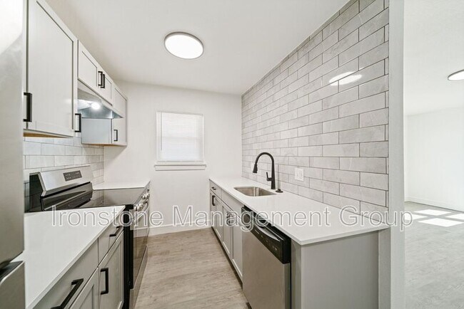 Building Photo - 3165 E 49th St