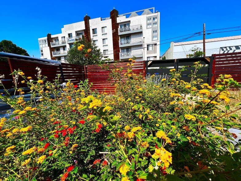 Building Photo - 1448 N Fuller Ave