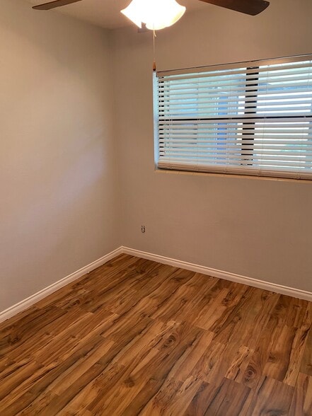 Building Photo - 849 Center Ln