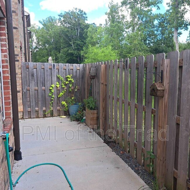 Building Photo - 811 Silver Leaf Dr