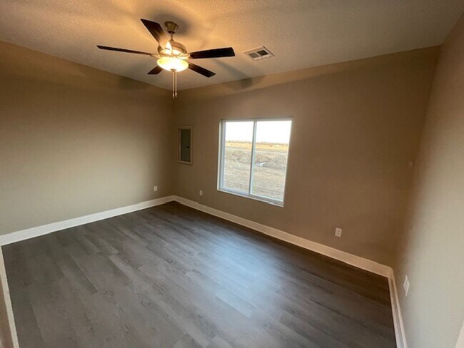 Building Photo - 9208/10 E Wassall