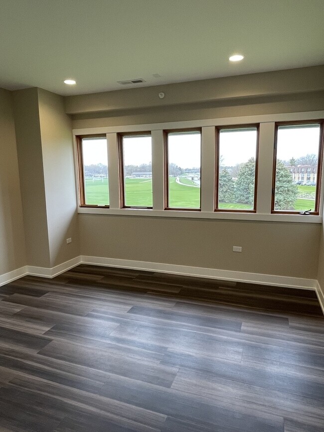 Building Photo - 400 E Hillcrest Dr
