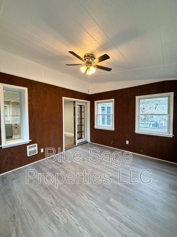 Building Photo - 402 Rively Ave