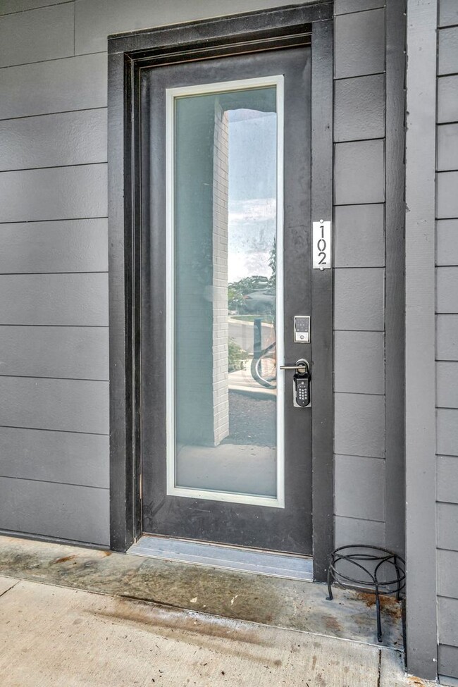 Building Photo - **Move-In Special - $500 off first month's rent**