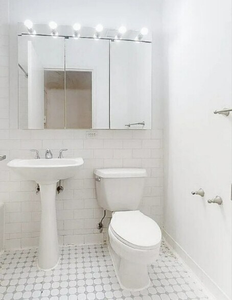 Building Photo - Washington Street