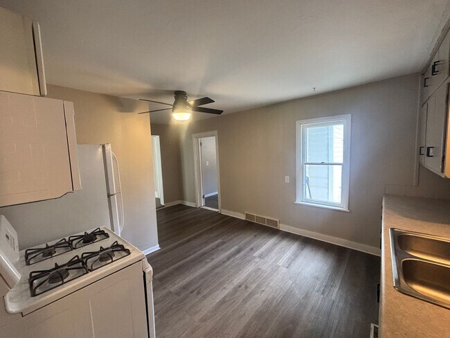 Building Photo - Spacious 2 Bedroom w/ Private Patio