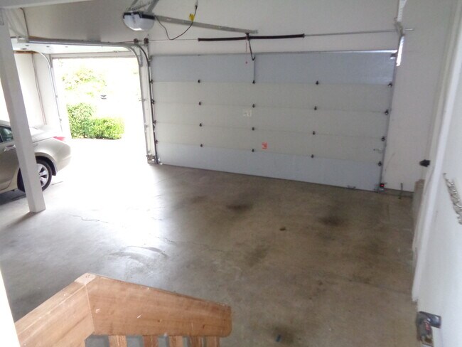 Building Photo - 17083 SW Arbutus Dr