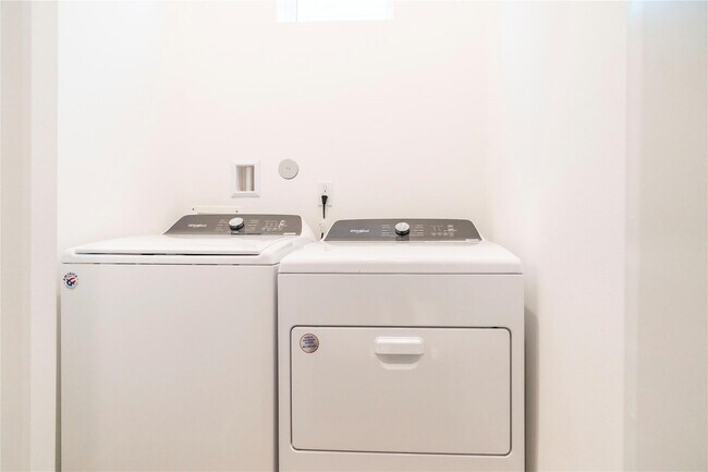 Building Photo - 5869 E Post Oak Ln