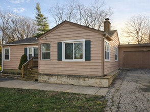 Building Photo - 36752 N Wildwood Dr