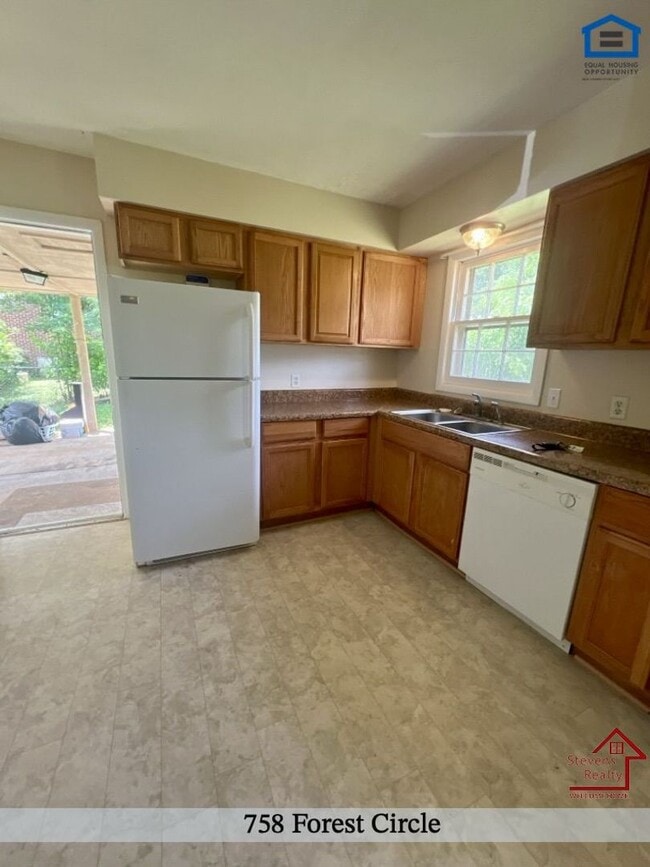 Building Photo - 758 Forest Cir