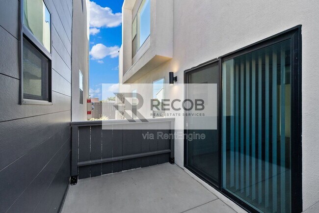 Building Photo - 1638 Elm Ave