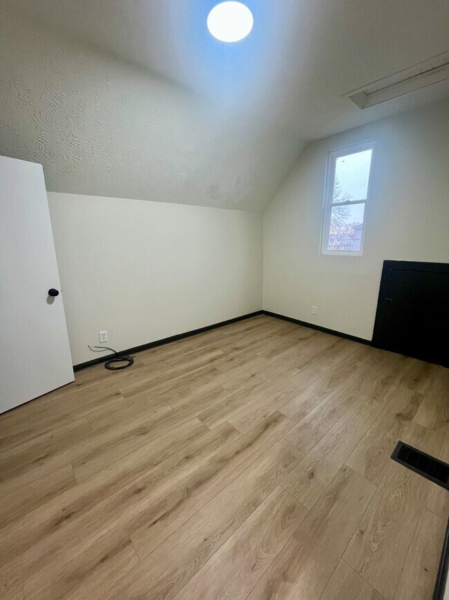 Building Photo - 914 7th Ave