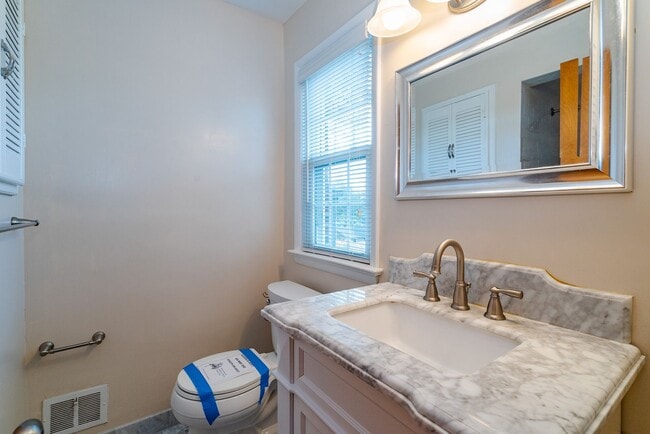 Building Photo - Gorgeous 4 Bed 3 Bath Brick Home In Serene Hollindale