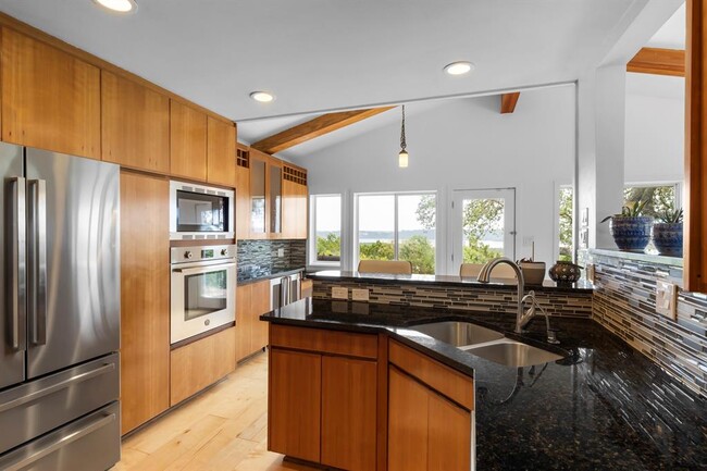 Building Photo - 3935 Lago Vista Dr