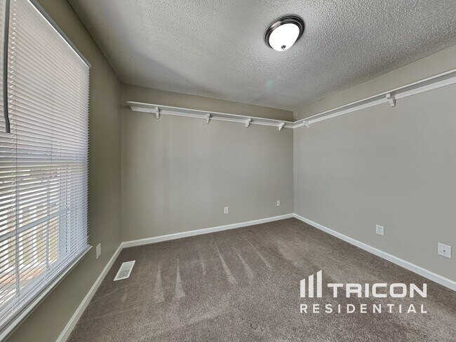 Building Photo - 1004 Spruce Dr