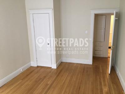 Building Photo - bedroom in Boston MA 02135