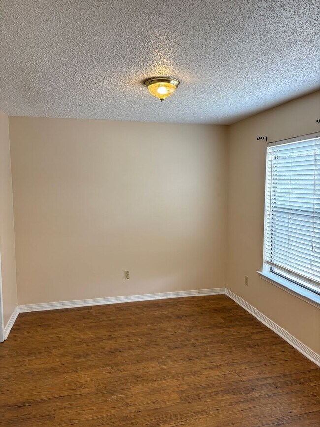 Building Photo - Convenient Northeast location!