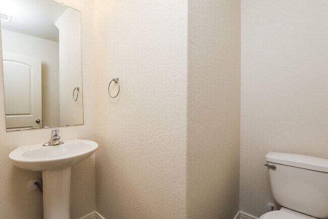 Building Photo - 3 Bedroom Ready for Immediate Move In!