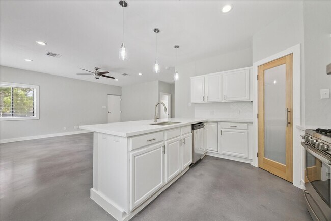 Building Photo - 1425 Oak Hollow Dr