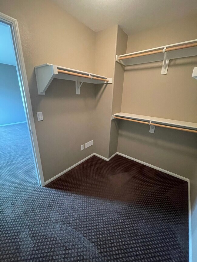 Building Photo - Lacroix Ave