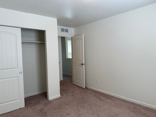 Building Photo - House For Lease