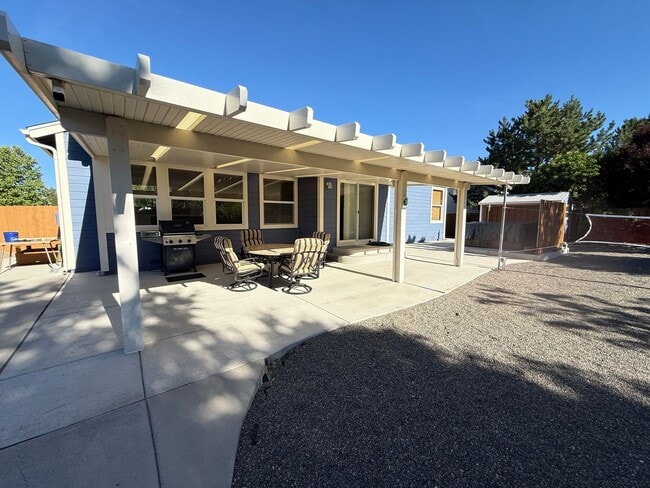 Building Photo - Beautiful 3 Bedrooms, 2 Baths with a 3 Car...