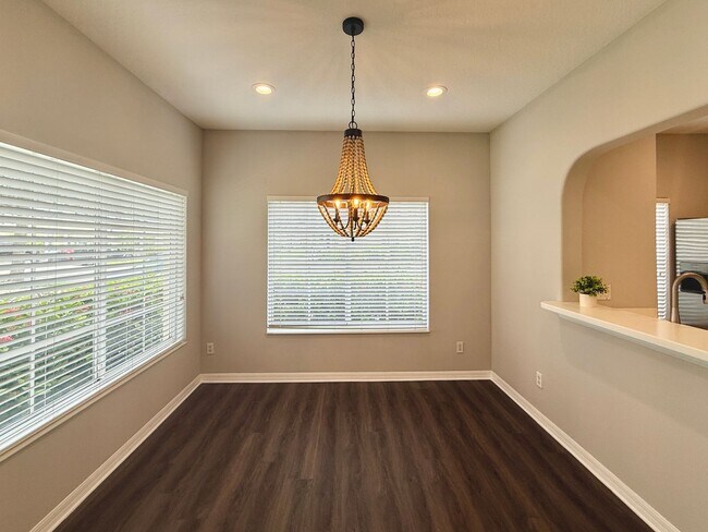 Building Photo - Clean and Comfortable 3 Bedroom Townhome