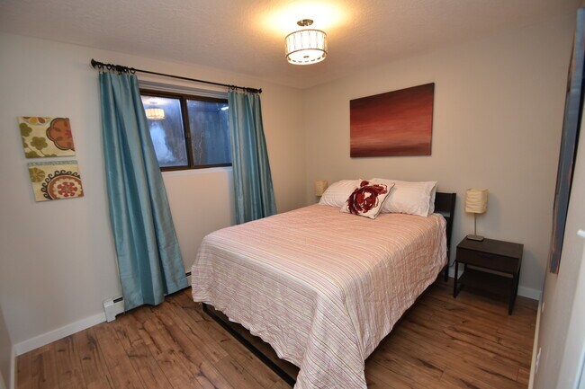 Building Photo - 833 Straight Creek Dr