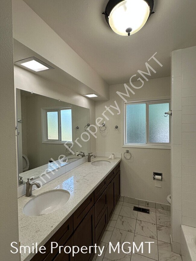 Building Photo - 1003 NE 175th Ave