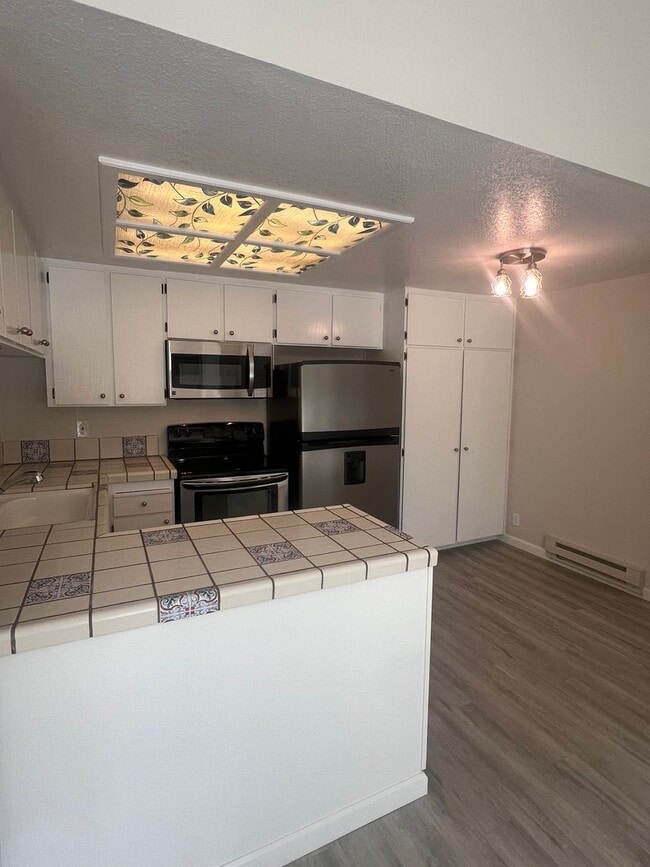 Building Photo - Extremely Well Maintained Upstairs 1/1 Condo Near Light Rail Now Available!